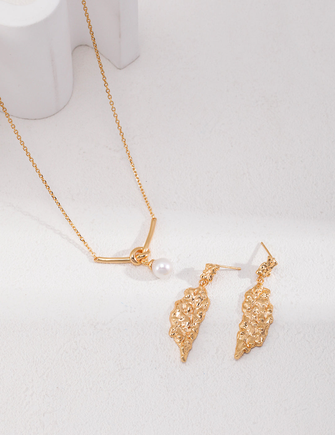 Knot Pearl Necklace